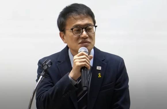 박주민 더불어민주당 의원이 충암고 졸업식에서 축사하고 있다. [사진=유튜브 @박주민TV]