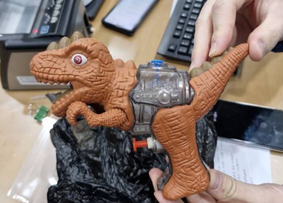 10일 경찰 등에 따르면 부산 기장경찰서는 강도미수 혐의로 30대 남성 A씨를 붙잡아 조사 중이다. 사진은 A씨가 강도행각에 사용한 장난감 물총. [사진=부산경찰청]