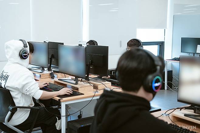 ▲ 진지하게 테스트에 참여하고 있는 개발자들