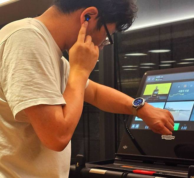 운동을 하며 갤럭시워치로 음악 감상을 하는 모습 / 출처=IT동아