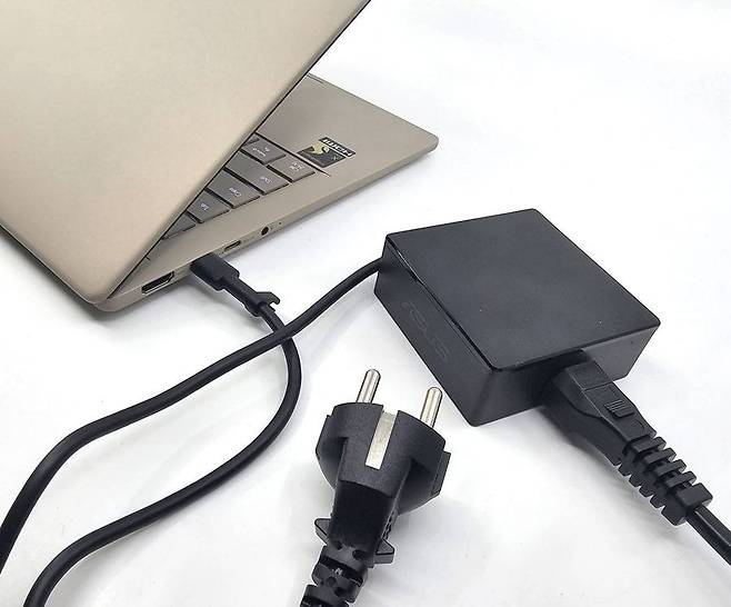 2개의 타입-C 포트는 USB4 고속 데이터 전송 기능, DP 영상/음성출력 기능, USB-PD 전력 충전 기능 등의 다양한 재주를 품었다 / 출처=IT동아