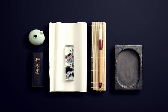 한글서예를 할 때 필요한 기본적인 준비물인 먹·연적·화선지·서진·붓·벼루(왼쪽 아래부터 시계방향으로).