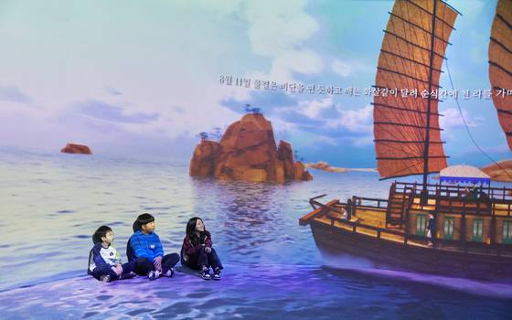 1624년 이덕형을 중심으로 중국 명나라로 바닷길 사행을 떠났던 조선 사신단의 여정을 그린 ‘항해조천도’를 구현한 영상을 감상하는 소중 학생기자단.