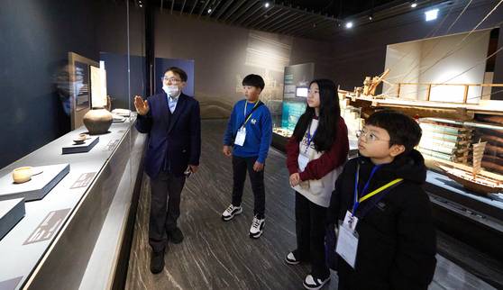 김동우(왼쪽) 해설사의 설명을 들으며 선사시대부터 해양을 통해 교류해온 역사를 알아봤다.