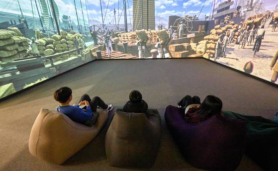 실감영상실에서는 갑문을 만들어 조수간만의 차와 관계없이 인천항에 대형 선박이 드나들게 된 모습을 볼 수 있다.