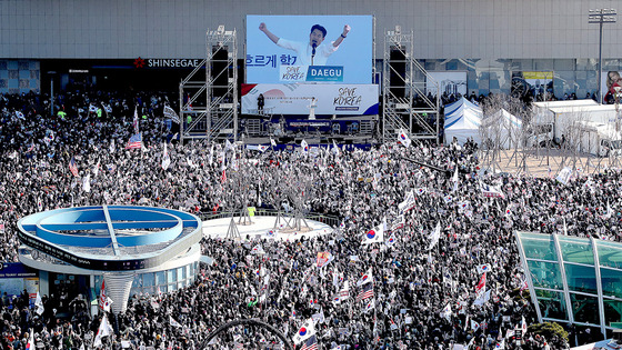 한국사 '일타 강사' 전한길이 8일 오후 대구 동구 동대구역 광장에서 열린 '세이브코리아 국가비상기도회'에서 연설하고 있다. 대구=뉴스1