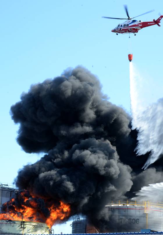 10일 울산 울주군 온산읍 온산탱크터미널 유나이트드 UTK탱크에서 화재가 발생, 불길이 치솟고 있다.뉴시스