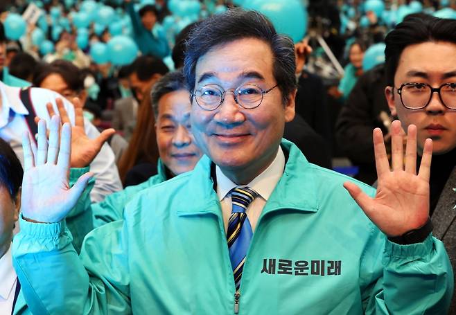 이낙연 새로운미래 공동대표가 10일 오후 광주 서구 김대중컨벤션센터에서 열린 당원 집회·필승 결의대회에서 당 지도부와 기념사진을 찍고 있다. 2024.3.10   사진=연합뉴스 제공