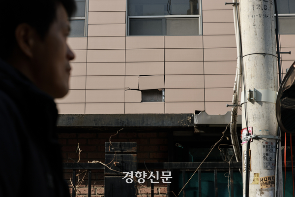 지난달 22일 서울 마포구 서부지법 외벽에 불법행위의 흔적이 남아있다. 이준헌 기자