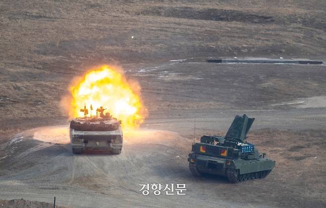 3일 경기 포천시 로드리게스 훈련장에서 육군 15보병사단 K1전차가 복합장애물 지대를 개척 중인 미2사단 및 한미연합사단 공병중대를 엄호하기 위해 전차포 사격을 실시하고 있다. 육군 제공