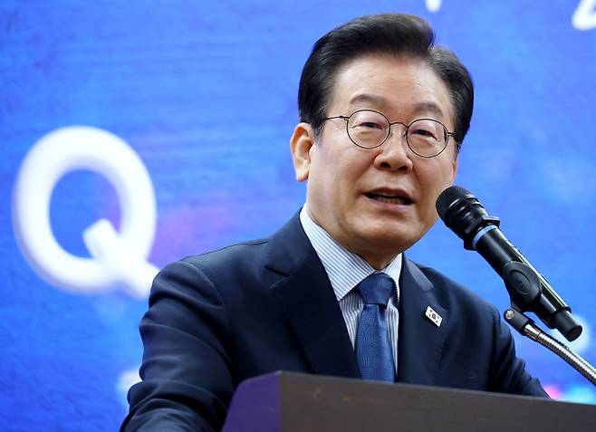 더불어민주당 이재명 대표가 7일 서울 여의도 국회 의원회관에서 열린 정책소통플랫폼 '모두의질문Q' 출범식에서 격려사를 하고 있다. 연합뉴스