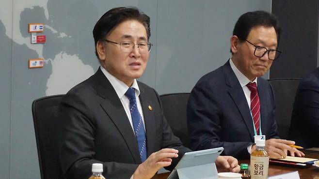 유상임 과학기술정보통신부 장관이 6일 한국인터넷진흥원(KISA)을 방문해 피싱 제로화 정책과 관련해 최선을 다해 줄 것을 당부하고 있다. 과학기술정보통신부 제공