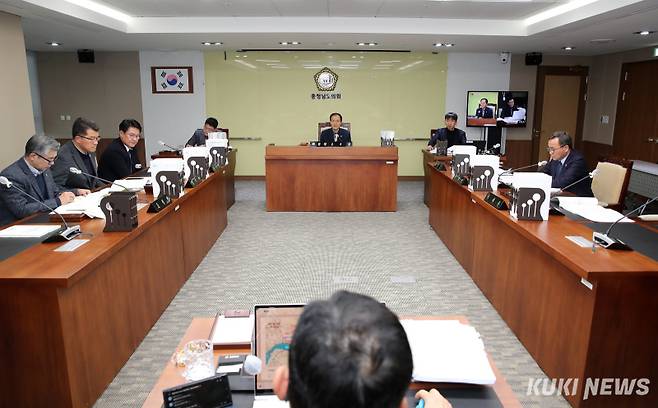 충남도의회 건설소방위원회는 10일 제357회 임시회 4차 회의를 열고 충남도 건설본부와 교통연수원의 2025년도 주요 업무계획을 점검했다.&nbsp;