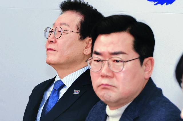 더불어민주당 이재명 대표와 박찬대 원내대표가 지난 7일 국회에서 열린 최고위원회의에서 정치 현안에 대한 발언을 듣는 도중 굳은 표정을 짓고 있다. 연합뉴스