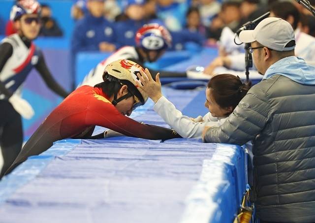 남자 500m에서 금메달을 딴 뒤 눈물을 보이고 있는 린샤오쥔. 사진=연합뉴스