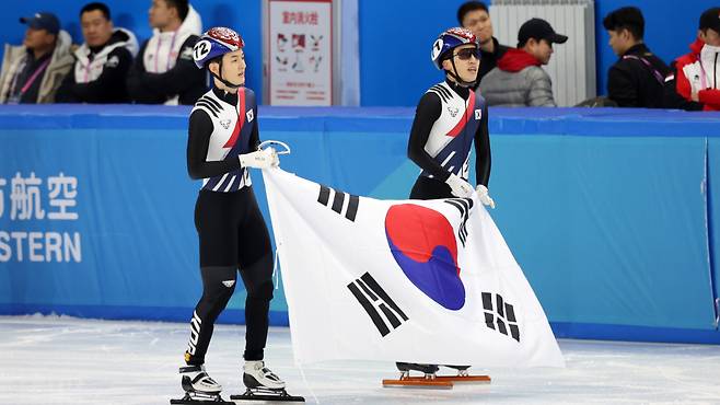 지난 8일 중국 하얼빈에서 열린 '2025 하얼빈 동계아시안게임' 남자 쇼트트랙 500m 결승 경기에서 박지원과 장성우가 은메달, 동메달을 따낸 뒤 태극기를 펼치며 기뻐하는 모습. /사진=뉴시스