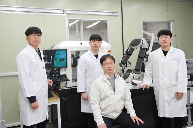 이번 연구를 수행한 신태호(아랫줄 가운데) 한국세라믹기술원 연구진.[한국세라믹기술원 제공]
