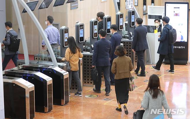 [서울=뉴시스] 배훈식 기자 = 2022년 5월 10일 오전 서울 종로구 정부서울청사로 공무원들이 출근을 하고 있다. 2022.05.10. dahora83@newsis.com