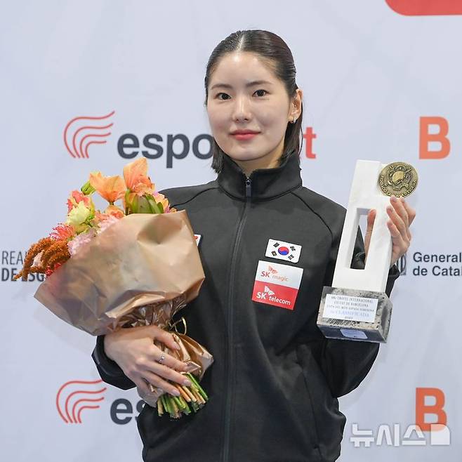 [서울=뉴시스]바르셀로나 월드컵 개인전 은메달 획득한 송세라. (사진=대한펜싱협회 제공)