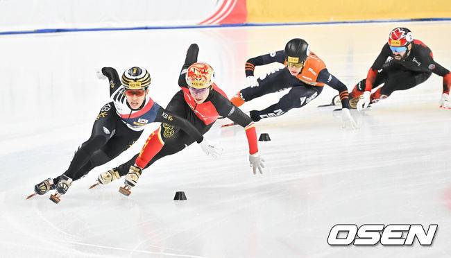 [OSEN=목동, 박준형 기자]  15일 서울 양천구 목동 아이스링크에서 'KB금융-ISU 쇼트트랙 월드투어 서울 대회' 가 진행됐다.2024-25 KB금융 - ISU 쇼트트랙 월드투어 서울 대회는 이날 13일부터 15일까지 서울 목동아이스링크에서 열린다. 2025 하얼빈 동계 아시안 게임을 앞두고 마지막으로 열리는 국제대회인 이번 대회는 최민정·김길리·박지원·장성우 등 선수들이 출전한다2000m 혼성계주 결승전 박지원이 1위로 레이스를 펼치고 있다.    2024.12.15 / soul1014@osen.co.kr