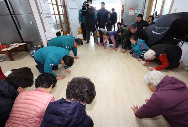▲10일 전북 순창군을 방문한 김관영 전북특별자치도지사가 폭설피해 현장과 마을 회관 등을 방문해 주민들을 만난 뒤 공무원들과 토론을 벌이고 있다. ⓒ전북특별자치도