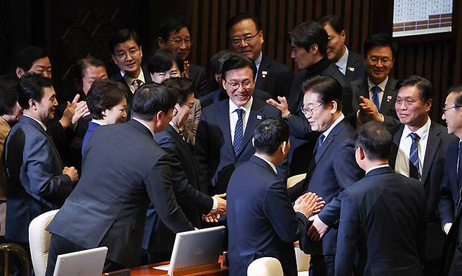 더불어민주당 이재명 대표가 10일 서울 여의도 국회에서 열린 본회의에서 교섭단체 대표연설을 마치고 동료의원들의 축하를 받고 있다. 연합뉴스