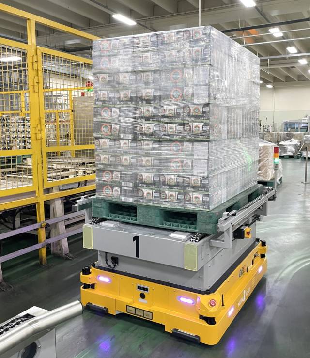정식품 공장내 도입된 유진로봇 고카트가 음료를 운반하고 있다. 사진 제공=유진로봇