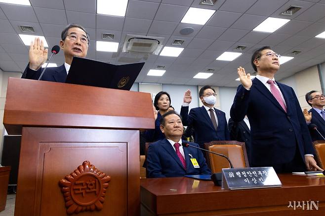 이상민 전 행정안전부 장관(가운데 앉은 이)이 1월22일 국회에서 열린 ‘윤석열 정부의 비상계엄 선포를 통한 내란 혐의 진상규명 국정조사 특별위원회’ 1차 청문회에서 증인 선서를 거부하고 있다.ⓒ시사IN 신선영