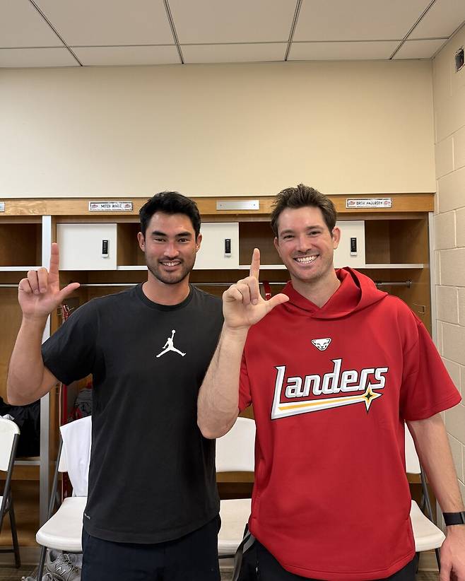 ▲ 앤더슨과 화이트는 경기장 안팎에서 서로를 의지하며 개막전 선발을 향햔 선의의 경쟁에 돌입했다 ⓒSSG랜더스