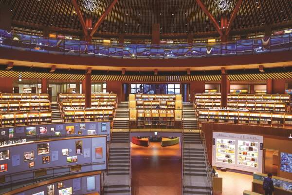 이시카와현립 도서관의 360도 파노라마 뷰 책장이 시선을 압도한다