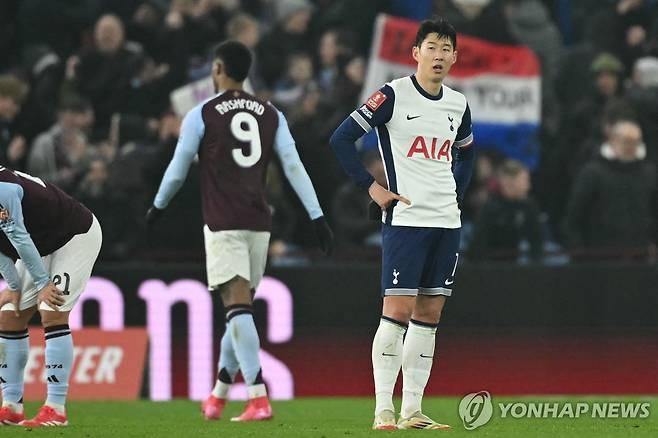 FA컵 16강 진출 실패에 아쉬운 표정을 짓는 토트넘의 손흥민 [AFP=연합뉴스]