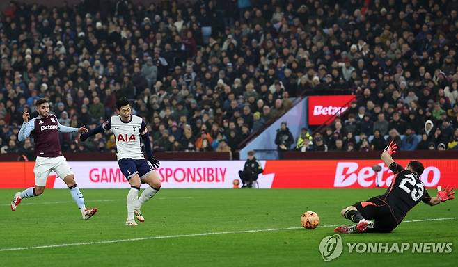 오른발 슈팅이 골키퍼 선방에 막힌 손흥민 [로이터=연합뉴스]