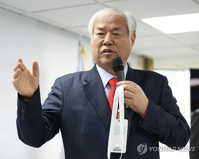 기자회견에서 발언하는 전광훈 목사 (서울=연합뉴스) 김성민 기자 = 전광훈 사랑제일교회 목사가 5일 오전 서울 영등포구 자유통일당 중앙당사에서 서부지법 난동 사태 관련 기자회견을 열고 있다. 2025.2.5 ksm7976@yna.co.kr