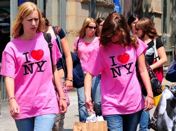 'I ♥ NY' 티셔츠를 입고 있는 뉴욕 시민 사진 출처 : 게티 이미지