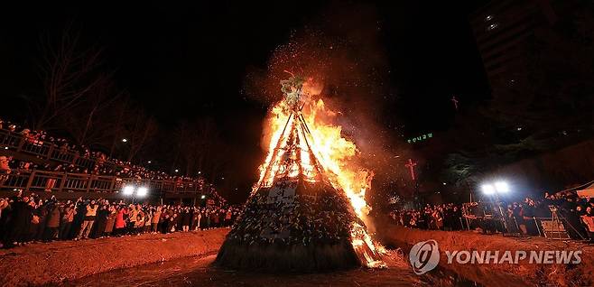 정월대보름 사흘 앞두고 달집태우기 (서울=연합뉴스) 신현우 기자 = 정월대보름을 사흘 앞둔 9일 서울 노원구가 당현천 하류에서 연 을사년 정월대보름 한마당 행사에서 시민들이 타오르는 달집을 바라보고 있다. 2025.2.9 nowwego@yna.co.kr