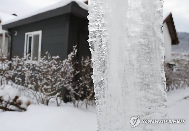 강추위에 고드름이 꽁꽁 (고창=연합뉴스) 나보배 기자 = 10일 오전 전북 고창군 고창읍의 한 주택에 고드름이 얼어 있다. 2025.2.10 warm@yna.co.kr
