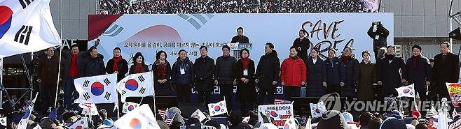 탄핵 반대 집회 참석한 국민의힘 대구·경북 의원들 (대구=연합뉴스) 윤관식 기자 = 8일 오후 동대구역 광장에서 열린 국가비상기도회에 이철우 경북도지사와 국민의힘 대구·경북 국회의원 등이 연단에 올라 집회 참가자들에게 인사하고 있다.
    세이브코리아 주최로 열린 이날 기도회에서는 윤석열 대통령 탄핵 반대와 석방을 촉구했다. 2025.2.8 psik@yna.co.kr