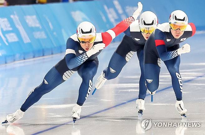 남자 팀 스프린트 '한 몸처럼' (하얼빈=연합뉴스) 서대연 기자 = 10일 중국 하얼빈 헤이룽장 빙상훈련센터 스피드스케이팅 오벌에서 열린 하얼빈 동계아시안게임 스피드스케이팅 남자 팀 스프린트에 출전한 김준호, 차민규, 조상혁이 질주하고 있다. 2025.2.10 dwise@yna.co.kr