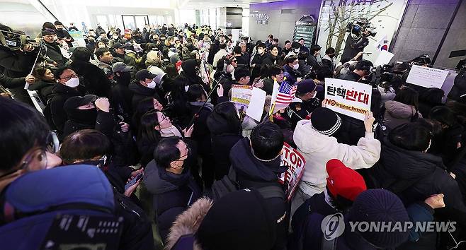 인권위에 모인 윤 대통령 지지자들 (서울=연합뉴스) 김인철 기자 = 윤석열 대통령 지지자들이 10일 서울 중구 국가인권위원회(인권위)에서 열리는 '2025년 제2차 전윈위원회'를 앞두고 로비에 모여있다. 2025.2.10 [공동취재] yatoya@yna.co.kr