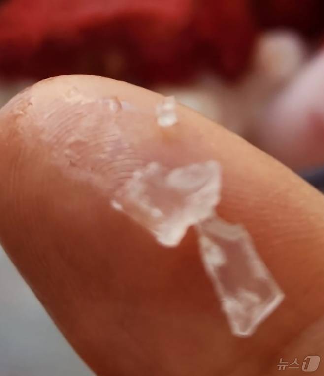 음료에서 나온 플라스틱 계량컵. (온라인 커뮤니티 갈무리)