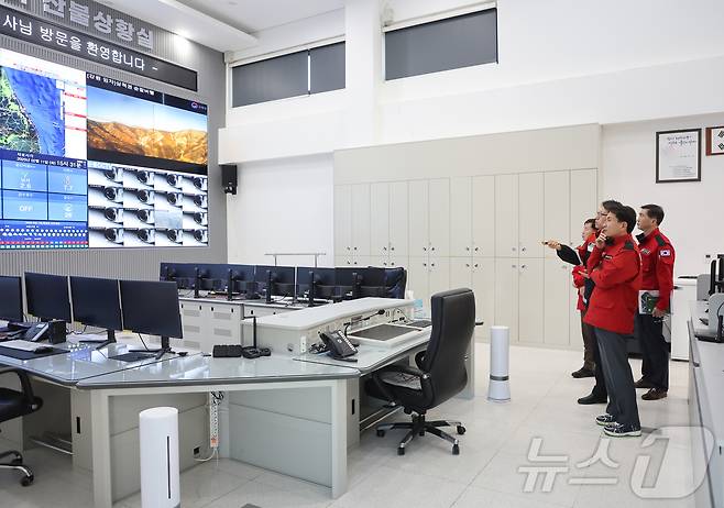 봄철 산불방지 대비 태세 현장점검에 나선 김진태 강원도지사.(강원도 제공) 2025.2.11/뉴스1