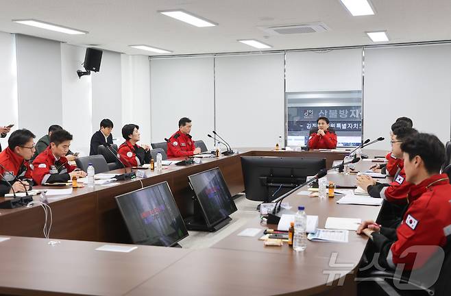 봄철 산불방지 대비 태세 현장점검에 나선 김진태 강원도지사.(강원도 제공) 2025.2.11/뉴스1