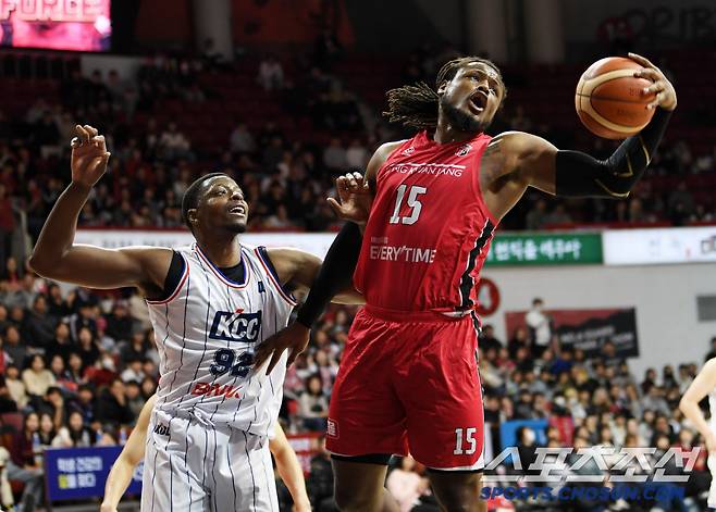 경기 후반 블록까지 당하며 기세가 꺾인 KCC 라렌