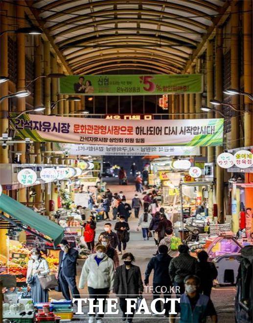 지난해 간석자유시장은 ‘레트로 감성’의 테마 거리를 조성하고 노맥축제 등을 통해 방문객 수를 대폭 증가시켰다./인천시