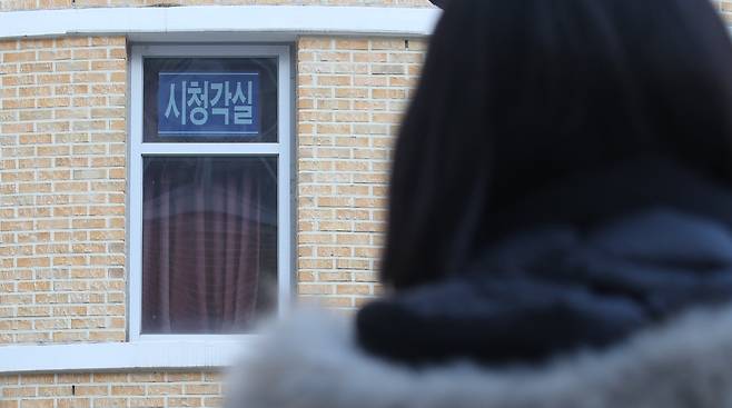 대전 서구 한 초등학교에서 1학년 A양이 교사에 의해 흉기에 찔려 사망하는 사고가 발생했다. 사진은 범행이 발생한 학교 시청각실./뉴스1