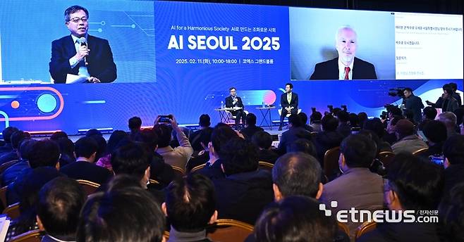 AI서울 2025가 'AI로 만드는 조화로운 사회'를 주제로 11일 서울 강남구 코엑스에서 열렸다. 오세훈 서울시장이 '글로벌 AI 혁신 선도 도시, 서울'을 주제로 기조발표를 하고 있다. 오세훈 서울시장(오른쪽)과 장병탁 서울대 AI연구원장, 제리 카플란 스탠퍼드대 교수(화면 속)가 특별 대담을 하고 있다. 이동근기자 foto@etnews.com