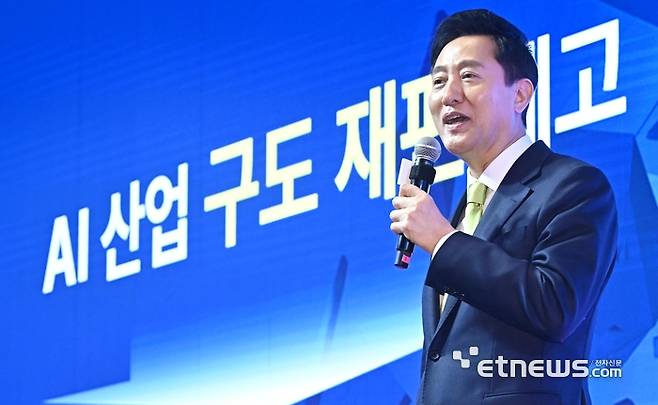 AI서울 2025가 'AI로 만드는 조화로운 사회'를 주제로 11일 서울 강남구 코엑스에서 열렸다. 오세훈 서울시장이 '글로벌 AI 혁신 선도 도시, 서울'을 주제로 기조발표를 하고 있다. 이동근기자 foto@etnews.com