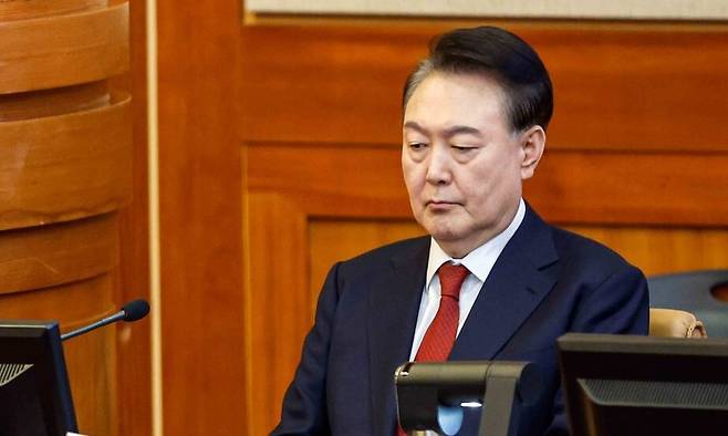 윤석열 대통령이 11일 서울 종로구 헌법재판소에서 열린 \'윤석열 대통령 탄핵심판 7차 변론\'에 출석하고 있다. 사진공동취재단