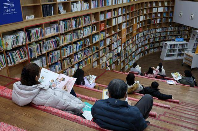 시민들이 9일 오전 서울 중구 서울도서관에서 책을 읽고 있다. 뉴시스