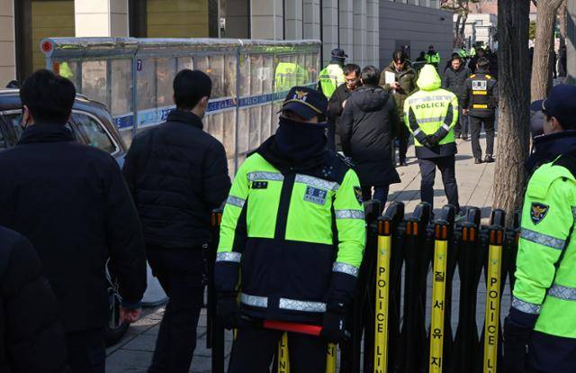 윤석열 대통령의 탄핵심판 7차 변론이 열린 11일 서울 종로구 헌법재판소 주변에서 경찰이 근무를 서고 있다. 연합뉴스